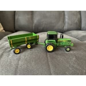 Ertl 1/64 scale john deere pull and go diecast Tractor and Ertl trailer/wagon